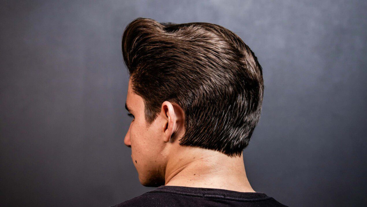 Precizno ošišana muška frizura iz profila s glatkim fade prijelazom u Barber LAB salonu
