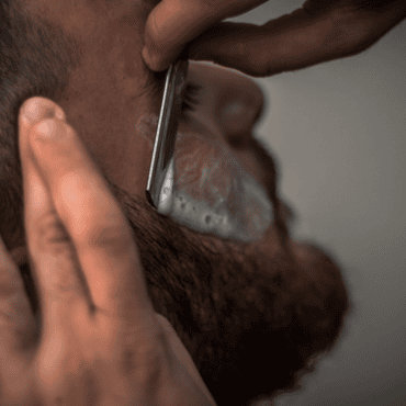 Tradicionalno brijanje i uređivanje muške brade britvom u brijačnici Barber LAB na Savskoj