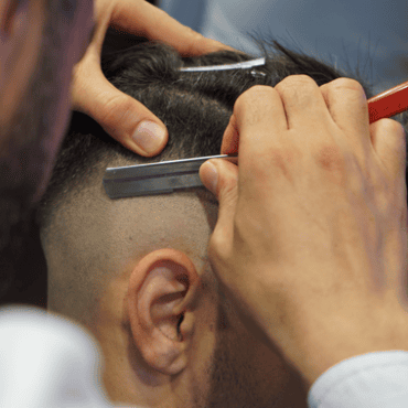 Pranje kose i nanošenje vrhunskih proizvoda za njegu muške kose i brade Barber LAB