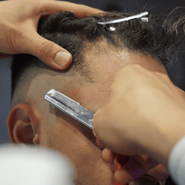 Klasično muško šišanje škarama i stiliziranje moderne frizure u zagrebačkom barbershopu